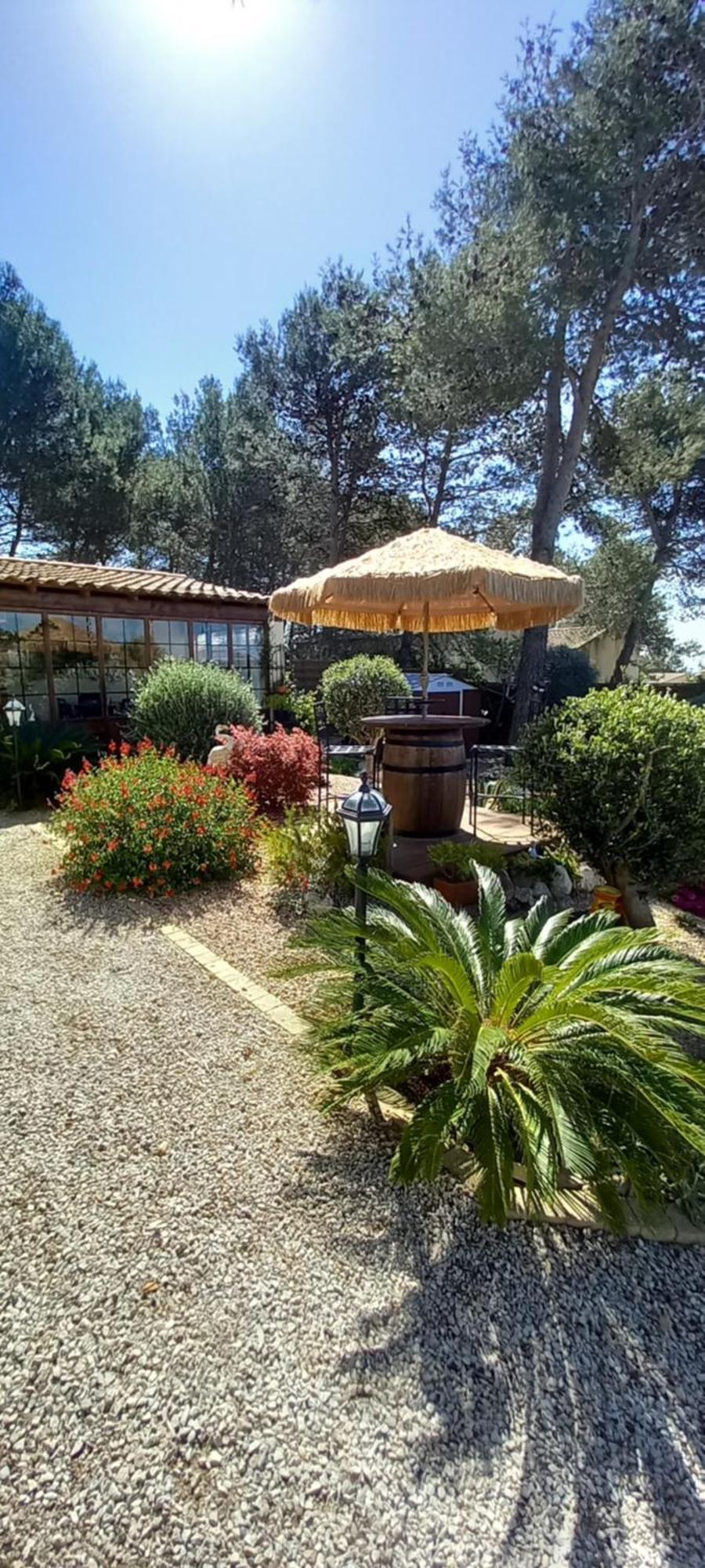 Les Coronilles Bed & Breakfast Beaucaire  Exterior photo